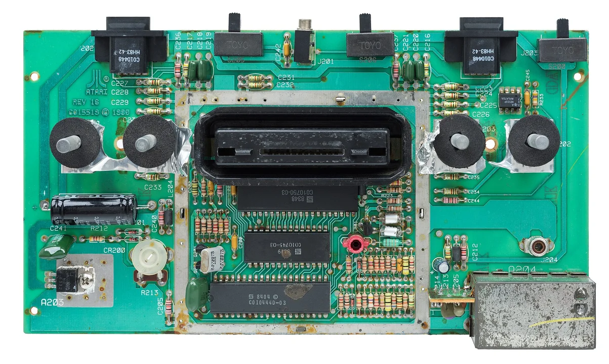 The motherboard of a four-switch Atari 2600
